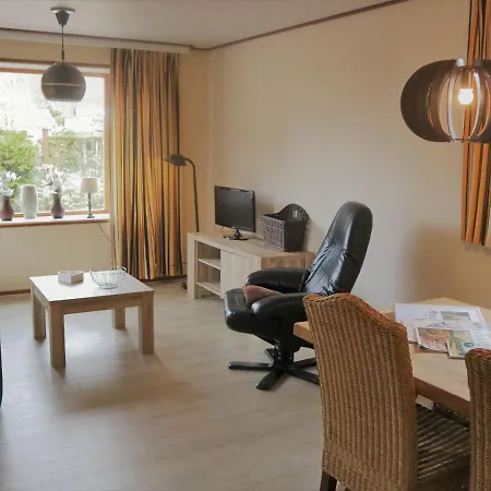 Charming Holiday In With Garden בית נופש הושורסט